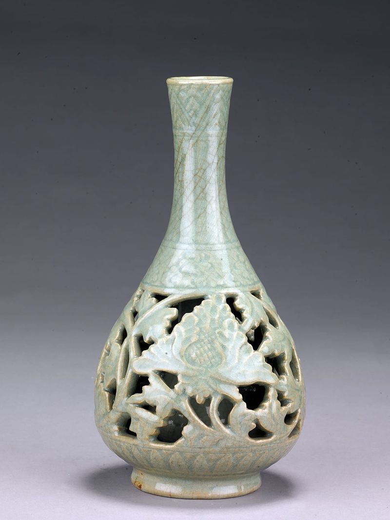 Openwork celadon-glazed vase from the Longquan kiln